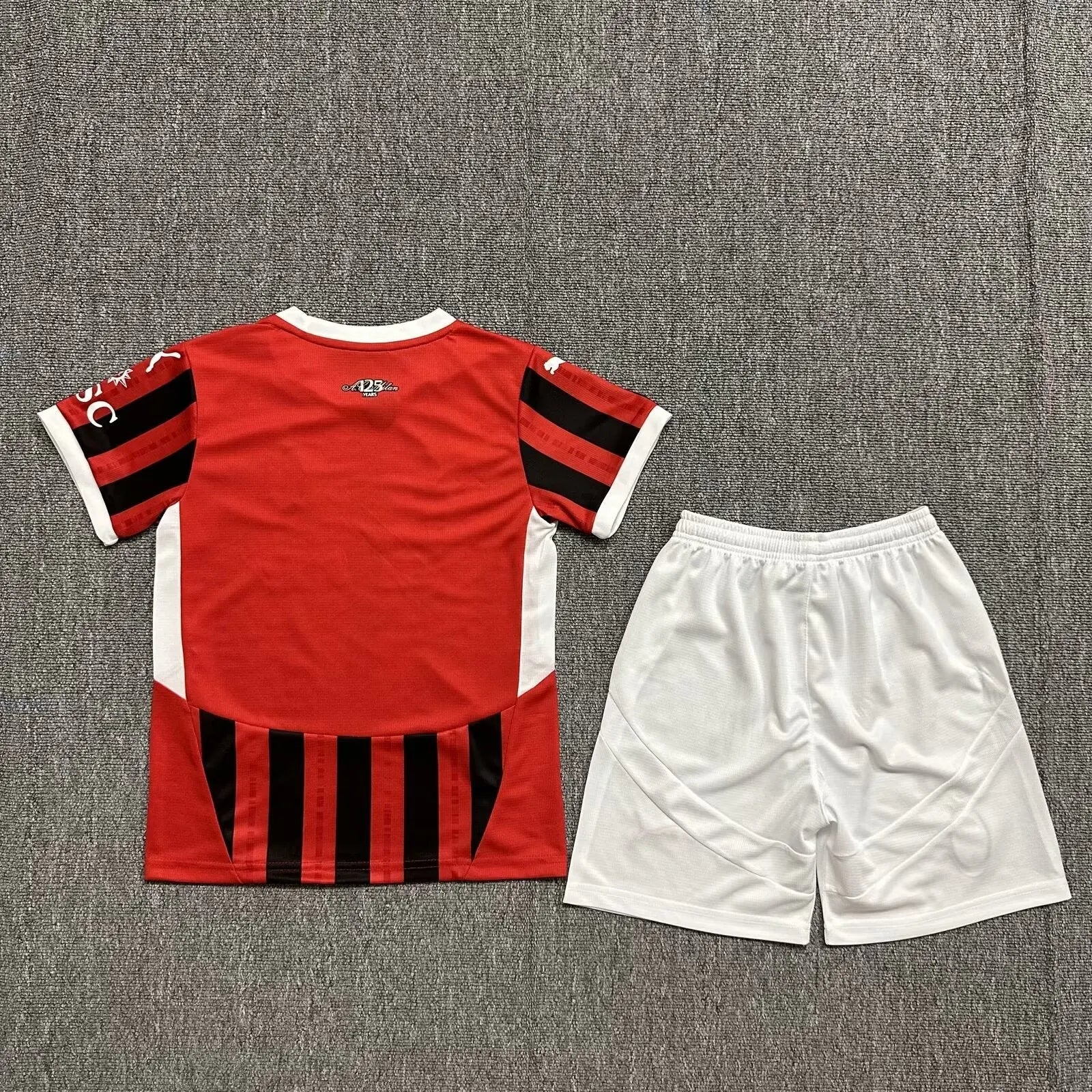 MAILLOT ENFANT AC MILAN DOMICILE 2024/2025 Onze Maillots